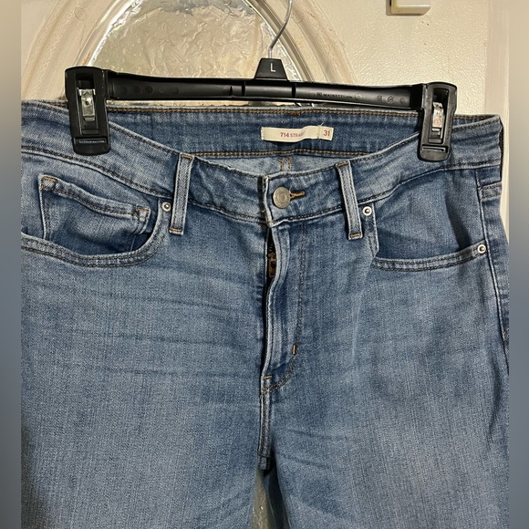 Size 31 Light wash Levi Straight Jeans! Like NEW - Picture 2 of 5